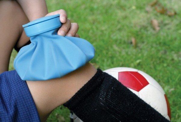 Applying a cold compress in case of knee injury