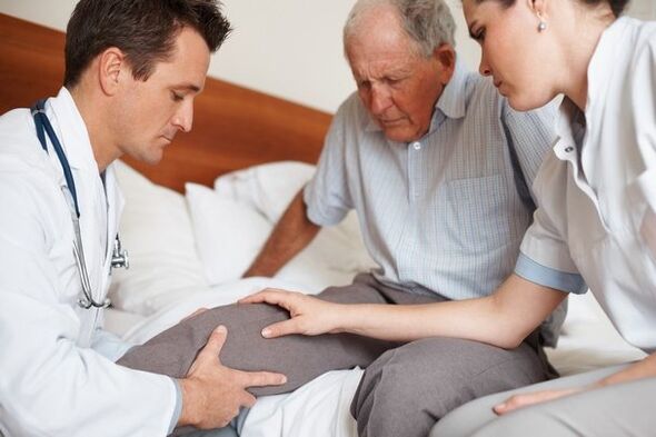 Doctor examines the patient's knee